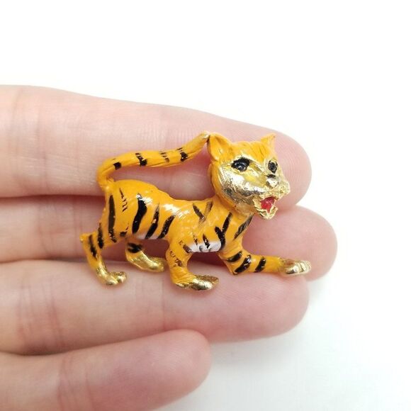 Vintage Enamel Tiger Brooch, Crouching Orange Black Stripe Animal Cat Lapel Pin - Picture 5 of 6